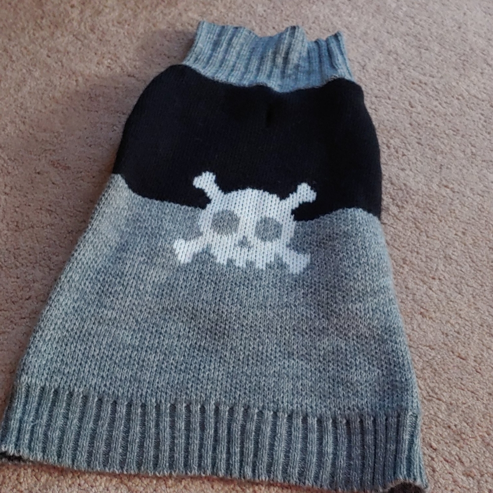Dog Sweater. Large. New. Grey Black. & White  SALE NEW  WITH OUT TAGS